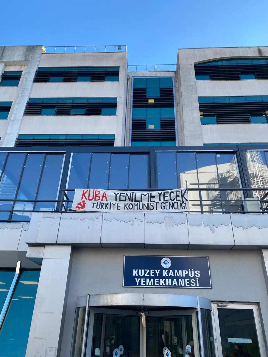 Soykırımcı ABD'ye Boğaziçi'nden sesleniyoruz:
Küba YENİLMEYECEK!