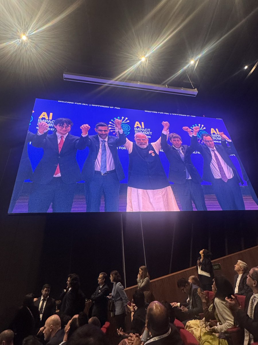 MaxForAI's tweet image. 哈哈哈哈！
这应该是OpenAI和Anthropic第一次线下公开的矛盾吧？
甚至连握手都不愿意🤝

这发生在昨天的印度人工智能影响力峰会上
在最后合影的时候，台上众人里只有Sam和Dario没有握手

我一开始以为是AI图，然后我去找了找更多的图，发现确实没有握手🤣

你俩咋跟小孩一样，拍照握手都不愿意