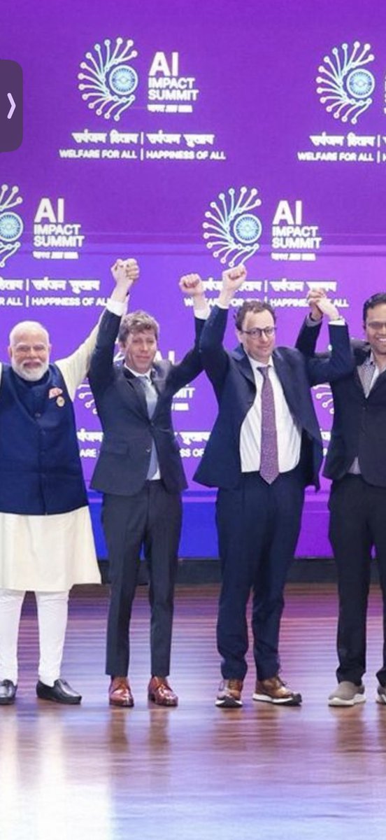 MaxForAI's tweet image. 哈哈哈哈！
这应该是OpenAI和Anthropic第一次线下公开的矛盾吧？
甚至连握手都不愿意🤝

这发生在昨天的印度人工智能影响力峰会上
在最后合影的时候，台上众人里只有Sam和Dario没有握手

我一开始以为是AI图，然后我去找了找更多的图，发现确实没有握手🤣

你俩咋跟小孩一样，拍照握手都不愿意