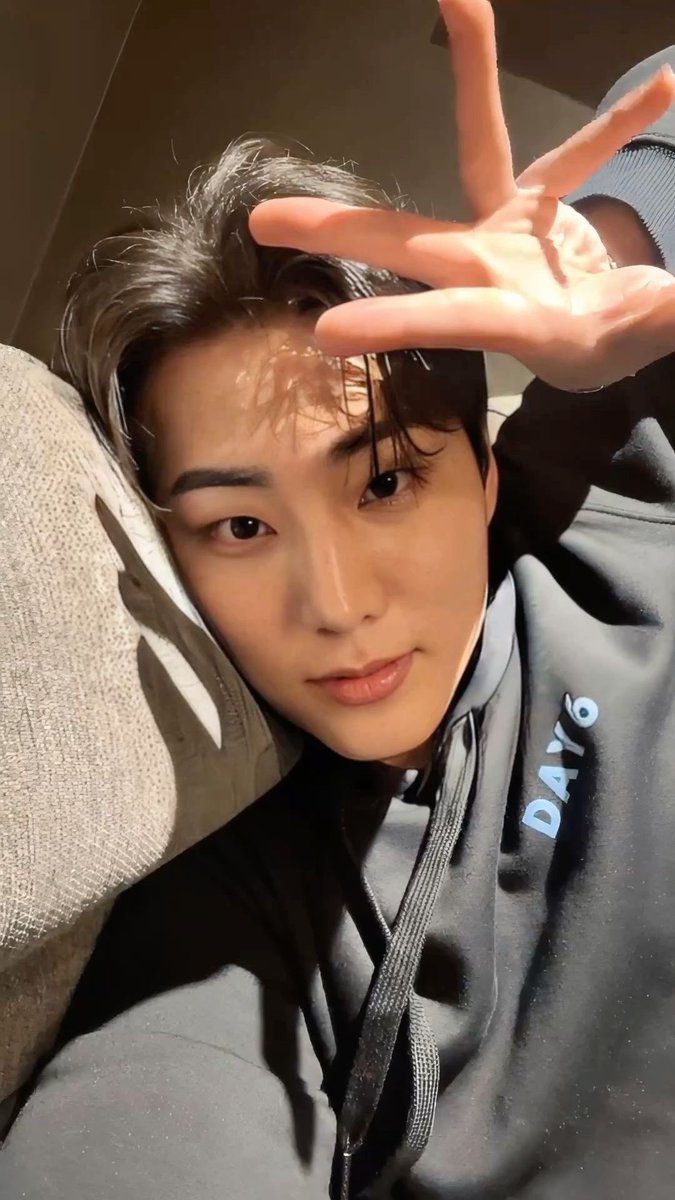 연반곰영은 
공이 수보다 체격도 키도 작고
나이도 어리지만
그래도 지가 ‘공’ 이라고
수를 위해서 열심히 박아주는데
오늘 기분너무좋았다고 수가 공 칭찬해주면
안웃으려고해도 숨길수없는 앞니두톨 나오면서
웃음 실실 나옴