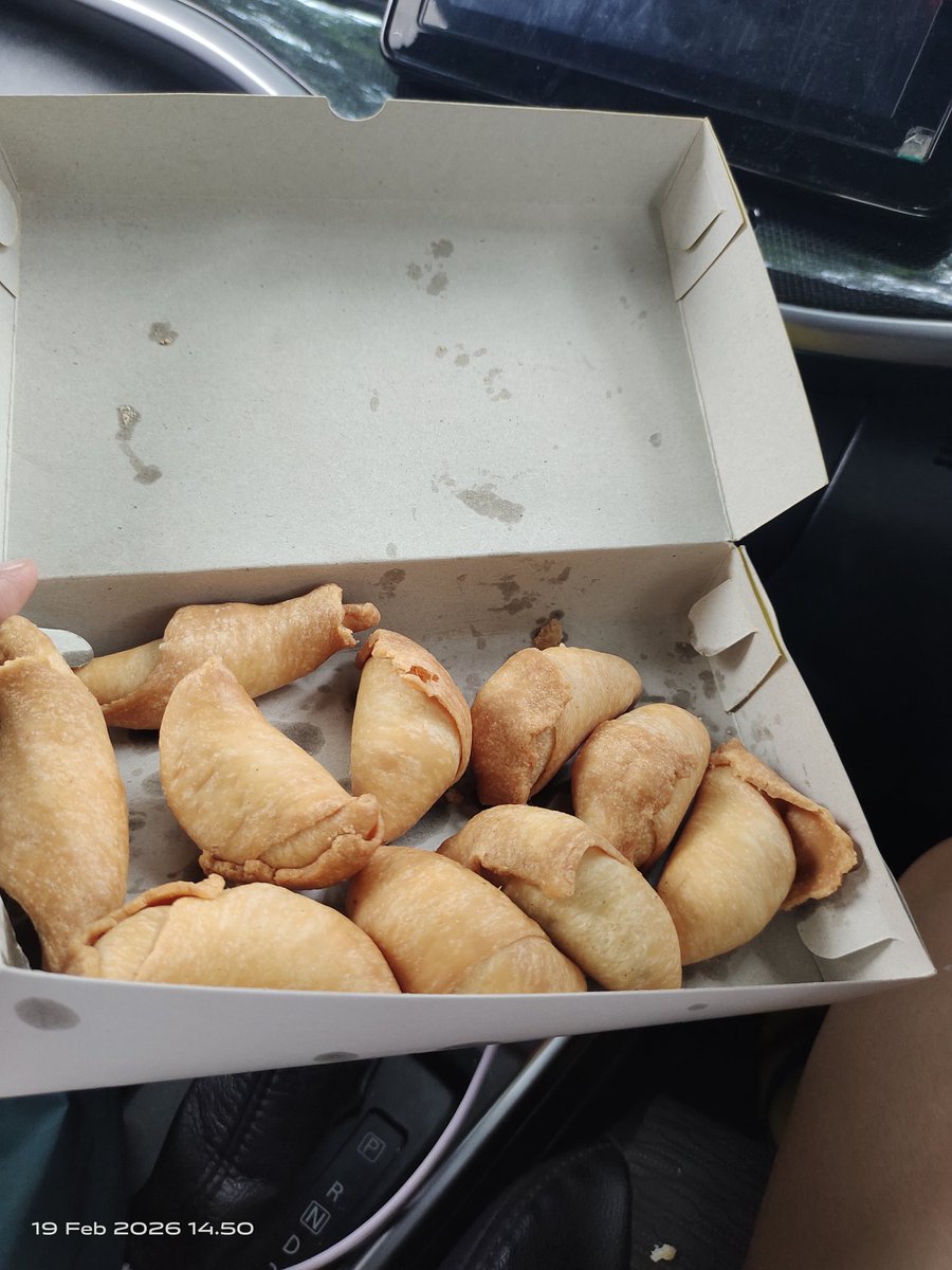 Aku beli molen lucu. harganya 5rb isi 4. Aku beli 15 rb, isi keju 4 &amp; isi coklat 8. Enak anget², mana hujan lagi..