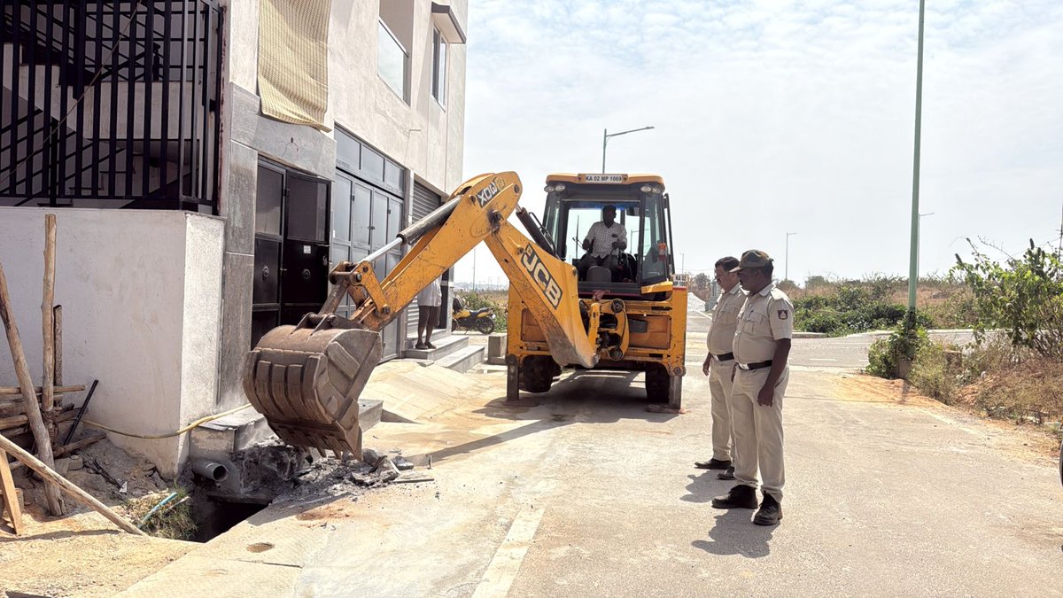 🚨 Important Public Notice – BDA

🏗️ During house construction, maintaining prescribed setbacks is mandatory. Always stick to approved plan. 

🚫 Do not build steps or any structure over public drains.

Recently, unauthorized steps built over a drain in Nadaprabhu Kempegowda