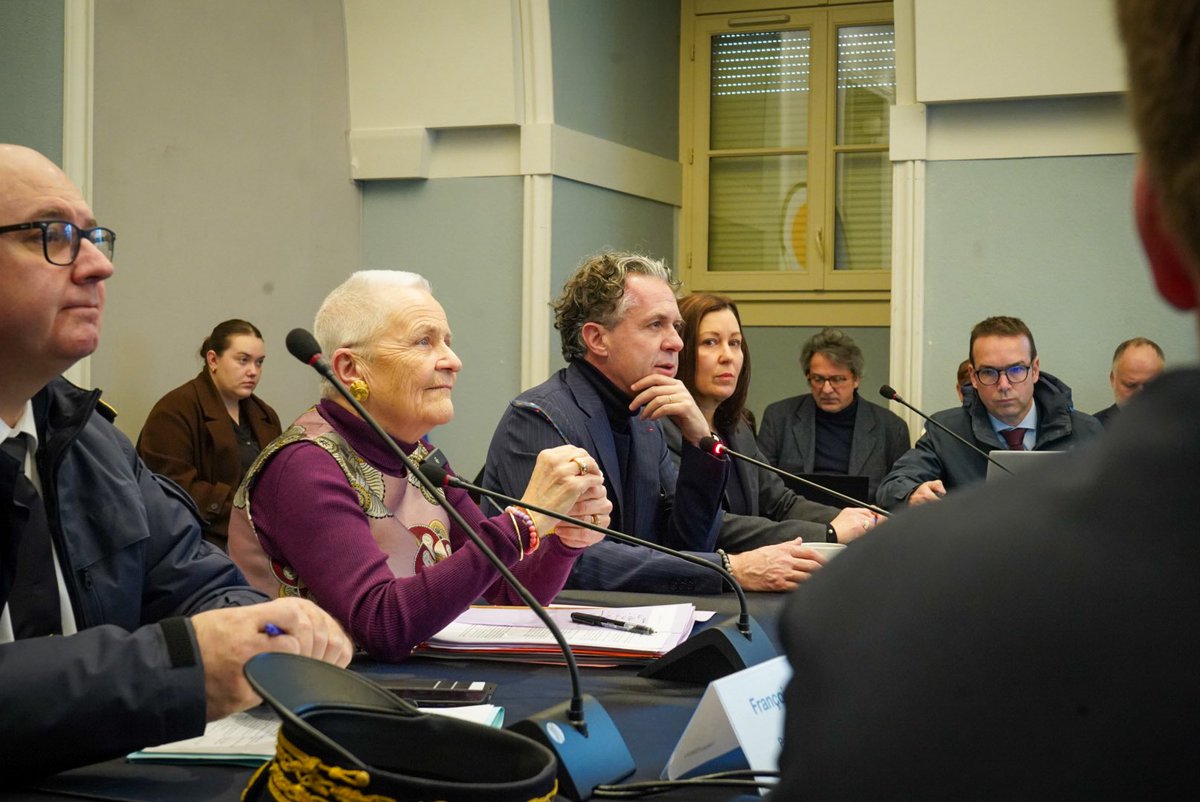 En cellule vigilance crues intercommunale avec la ministre <a href="/FrancoiseGatel/">Françoise GATEL</a>, le <a href="/Prefet49/">Préfet de Maine-et-Loire 🇫🇷🇪🇺</a> et Florence Dabin, la présidente du <a href="/Maine_et_Loire/">Département Maine-et-Loire</a>.