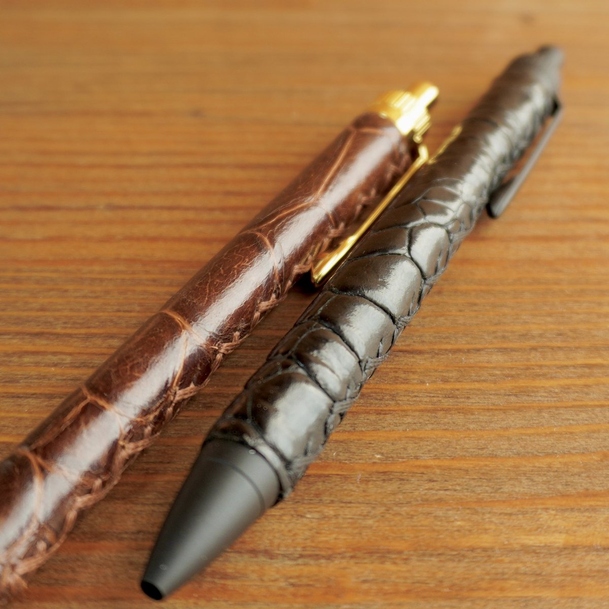 #文具マーケット 出品用
その3
タートルレザー（カメ革）
ブラック・ブラウン

絶滅危惧種に認定されているウミガメ
今となっては新たに作られることのない革、デッドストックで残っているもののみのとても希少な皮革です