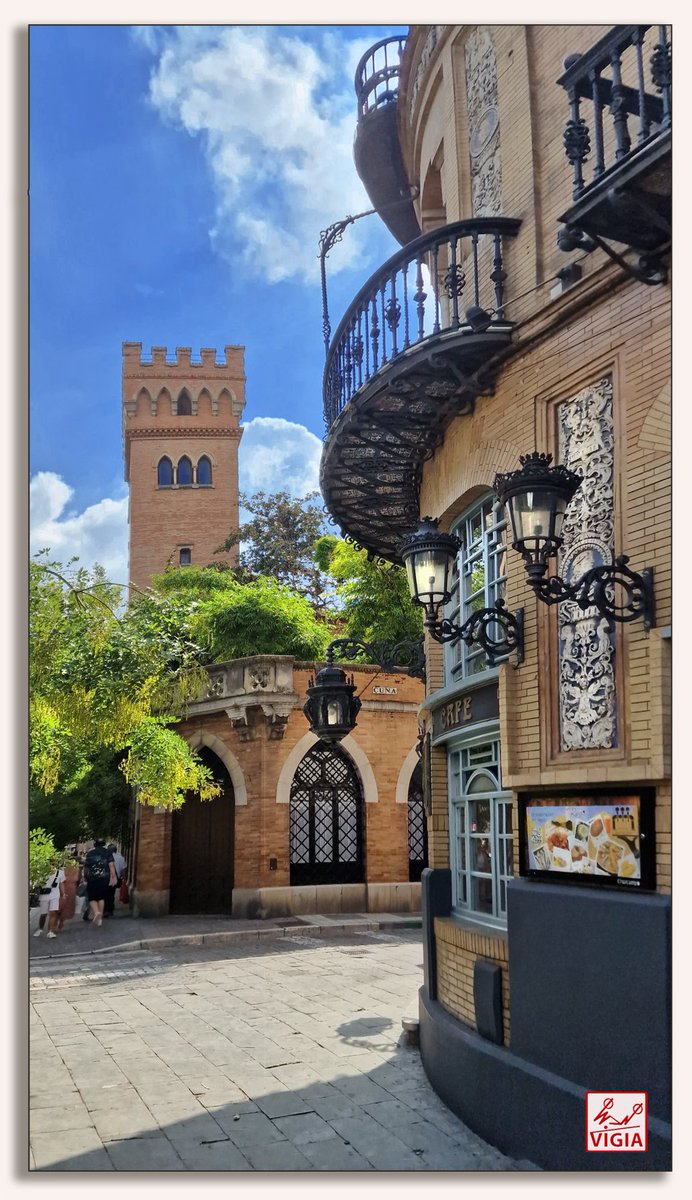 Torre del antiguo palacio del Marqués de la Motilla. Arquitectos Gino Coppede encargado del diseño y Vicente Traver de la dirección de la obra. Inspirado en el Palazzo Vecchio de Florencia.1931.