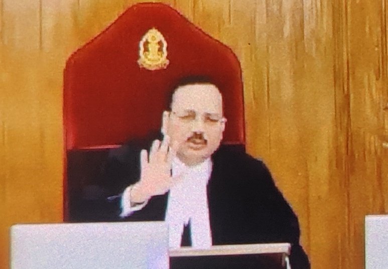 BIG BREAKING 🚨 CJI Suryakant slams "freebie culture"

He warns states that costly giveaways hit taxpayers. 

CJI urges governments to focus on jobs and economic growth instead of freebies.