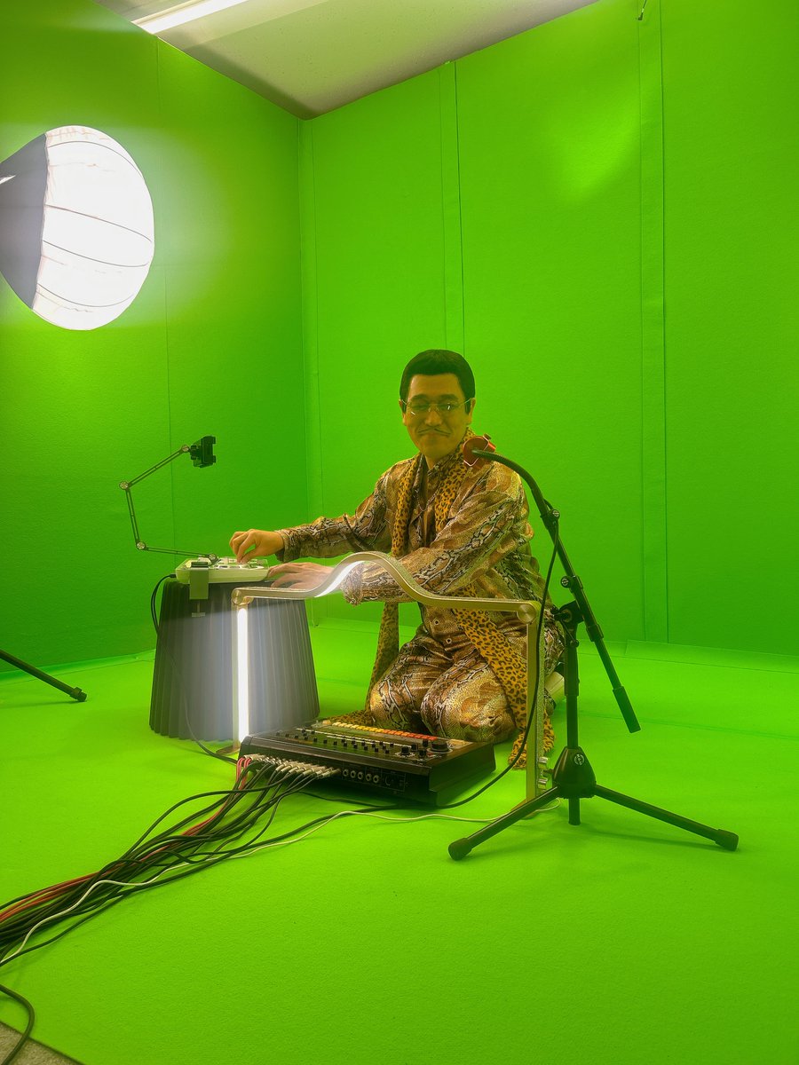 カッコいい曲のMV撮影ピコ！ TR-808！！さて、何の曲ピコ