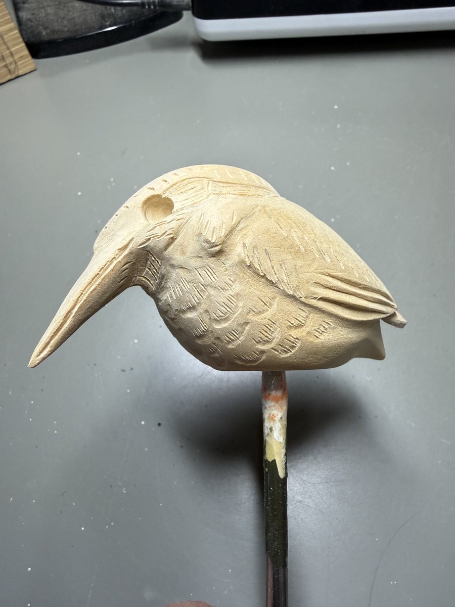 こんにちは♪ 今日は木彫り55号 カワセミさんを彫ってました🐥 今回は