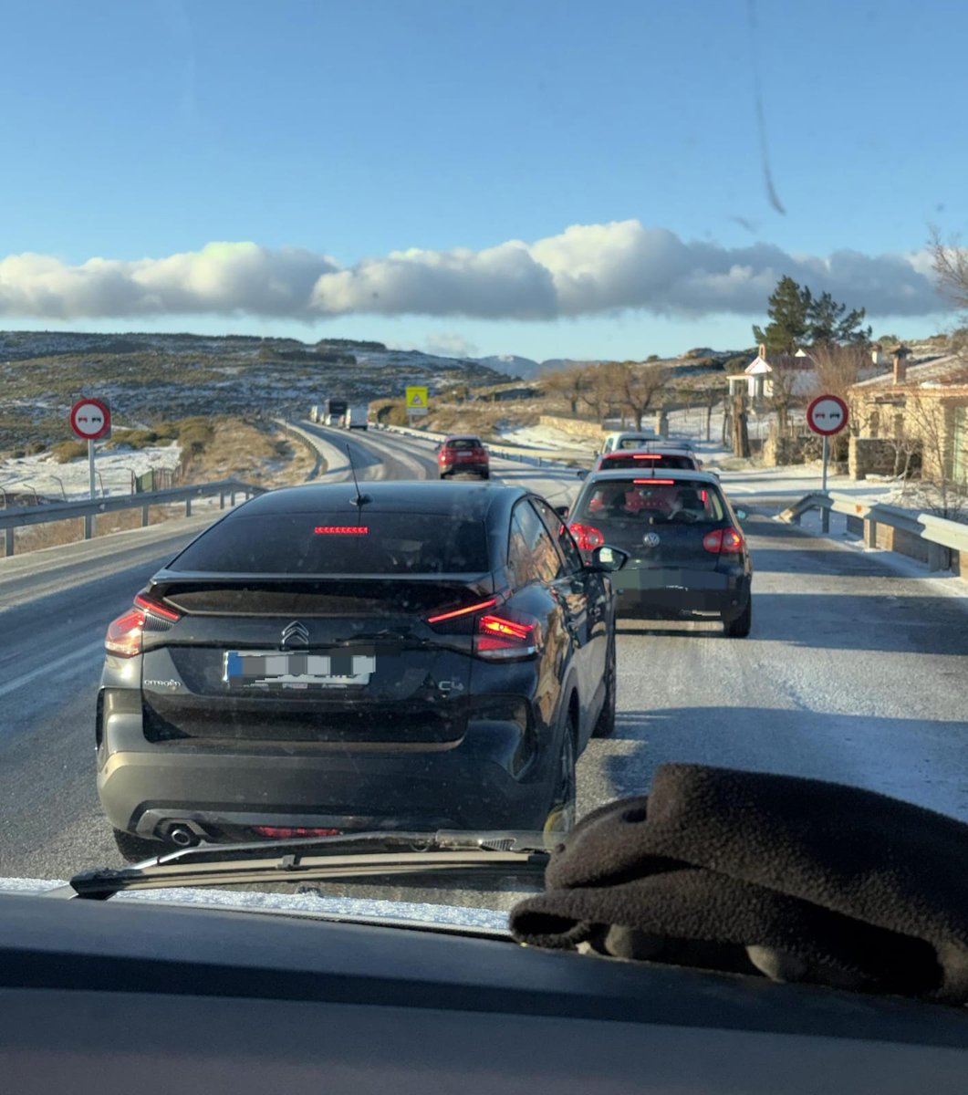 🚨 Importante | Precaución Puerto Paramera, coche cruzado y otro volcado, está cortado hasta nueva orden. N-403. #Ávila