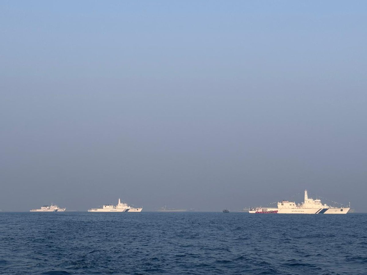 IndiaCoastGuard's tweet image. The International Fleet Review #IFR2026, held at #Visakhapatnam, was graced by the presence of Smt. Droupadi Murmu, the Hon'ble President of India, and brought together maritime forces from around the world. @IndiaCoastGuard was represented by four frontline ships - Samudra