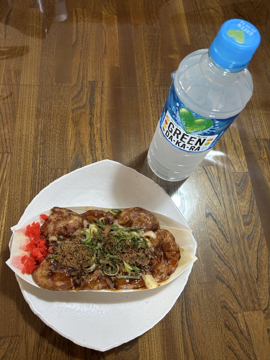 今日のランチ
たこ焼き🐙
久しぶりに買ったらネギトッピング 別料金になってた😱  30円なり〜

レディースディの半日ドッグ行ったら 肺がんCTやら子宮超音波検査など追加4500円or3500円とかおすすめしてた！
色々大変そうです！
世知辛い世の中になってます🤣
元気な私そのお金で肉🥩食べたい🍖