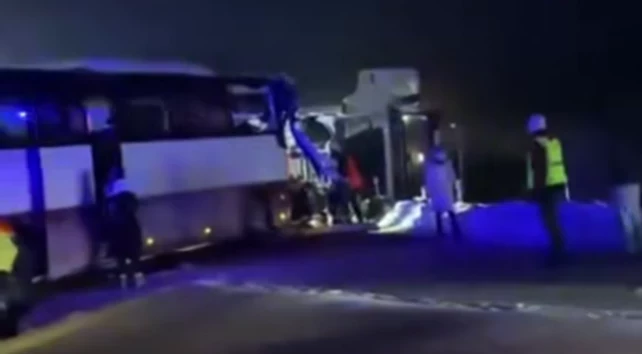 🇱🇻 Indietis, vadot smago automobīli, neapstājas pie stop zīmes un izraisa smagu avāriju ar pasažieru autobusu. Augsta migrācija un vāji noteikumi būtiski apdraudējuši drošības līmeni uz Latvijas ceļiem.