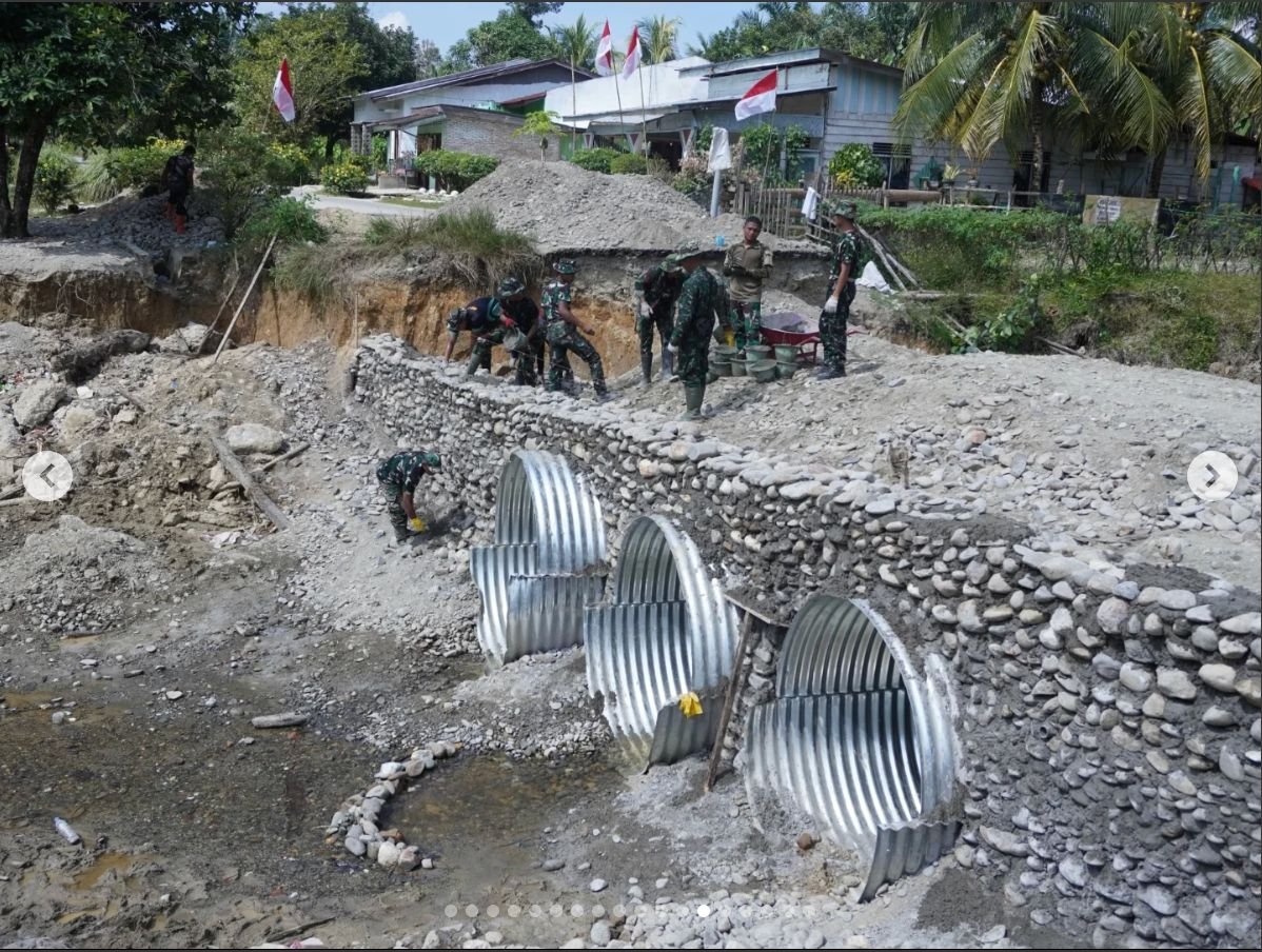 setiawananugrh's tweet photo. Anak-anak dapat kembali menempuh pendidikan, para petani dapat kembali memasarkan hasil pertaniannya. Semua ini karena adanya jembatan tersebut yang dibangun dengan penuh ketulusan.

Jembatan Akses Kebaikan https://t.co/KdDFYhZAnx