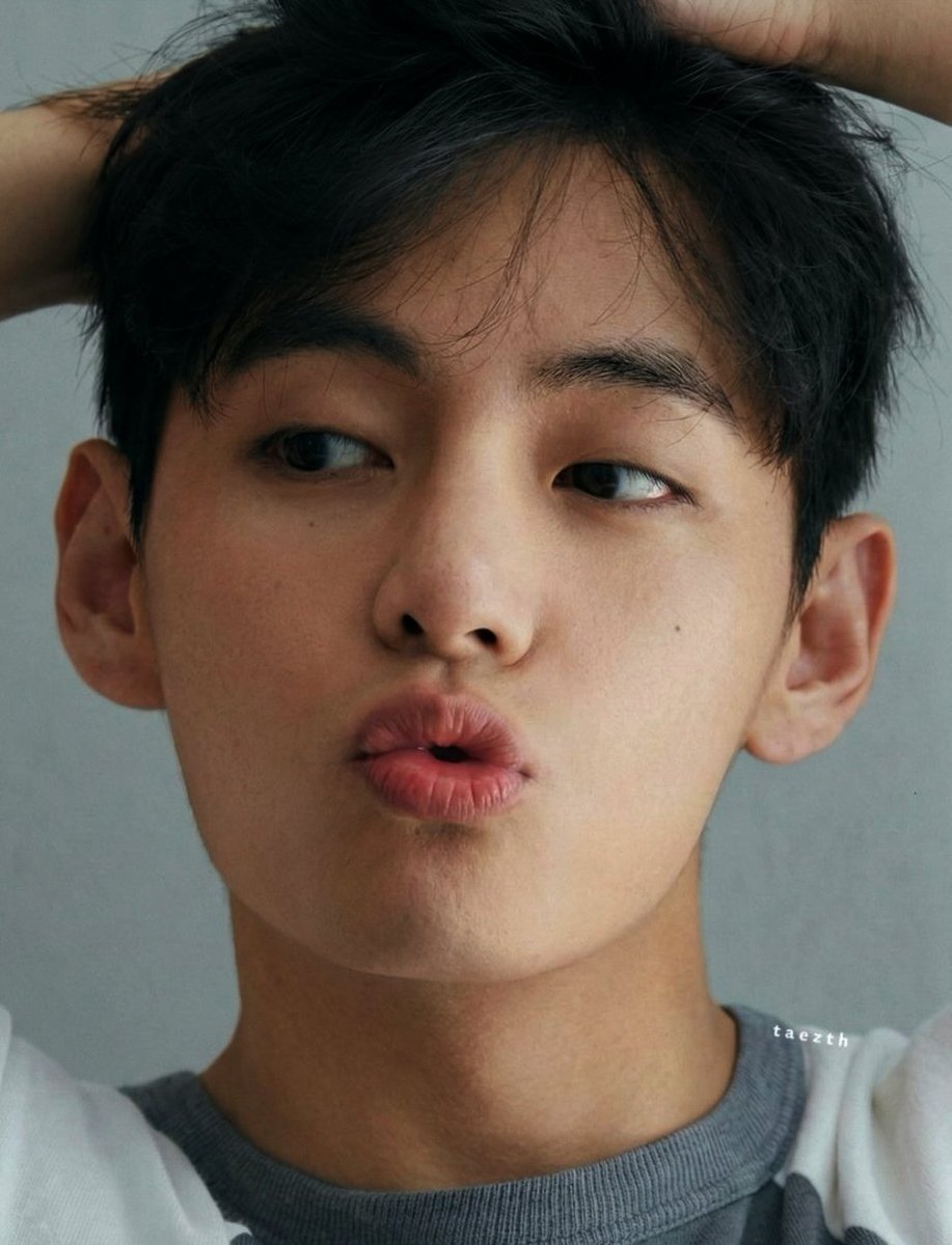 _thvmuse_'s tweet image. Taehyung is such a tease and I absolutely love him for that😭😭😭