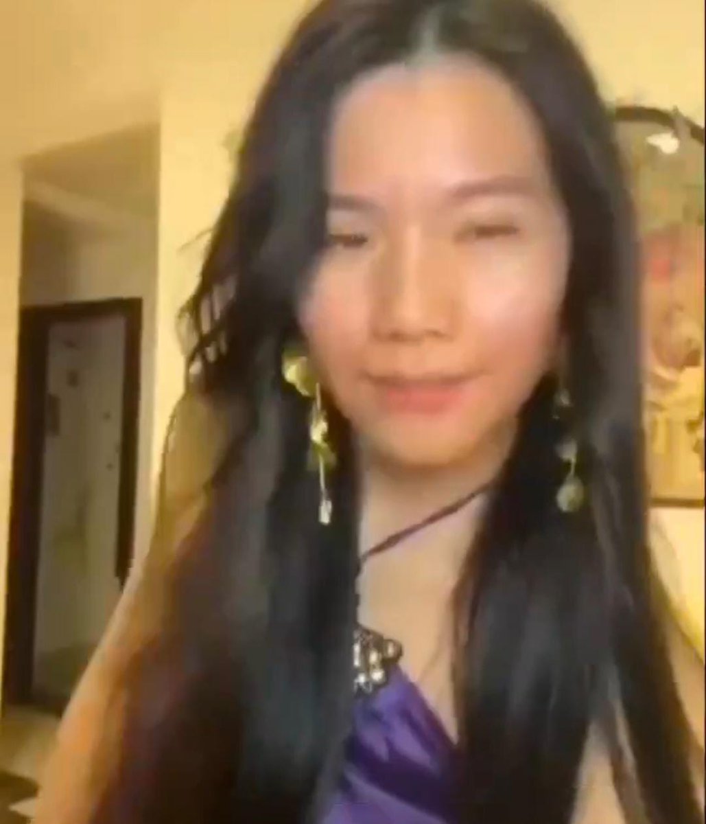 यह हैं चीन की एक सोशल मीडिया इन्फ्लुएंसर,
जो Douyin प्लेटफॉर्म पर लाइव स्ट्रीमिंग कर रही थीं।

लाइव के दौरान अचानक लगा ब्यूटी फ़िल्टर काम करना बंद कर देता है,

जिससे उनका असली चेहरा दर्शकों के सामने आ जाता है।

देखते ही देखते उनके अकाउंट से लगभग 1,40,000 फॉलोअर्स उन्हें Unfollow