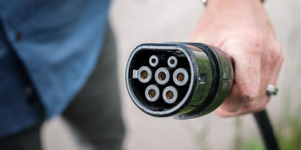TCS_Schweiz's tweet photo. Sieben Tipps zum Kauf eines Elektroautos: Für den Kauf eines Autos braucht es immer etwas Vorbereitung, ganz gleich ob Vollelektrisch, Hybrid oder konventionell. Mehr dazu 👉 https://t.co/DTfLIEagmw

#myTCS #Elektro #Mobilität #Occasion https://t.co/TfwEMp3HFd