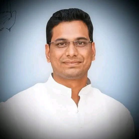 SakarkarAkshay's tweet photo. AICC राष्ट्रीय सचिव, भिलाई के लोकप्रिय विधायक Devendra Yadav जी को जन्मदिन की ढेर सारी बधाई व शुभकामनाएं। 💐🙏🏻
@Devendra_1925 https://t.co/xssjAvUHtg