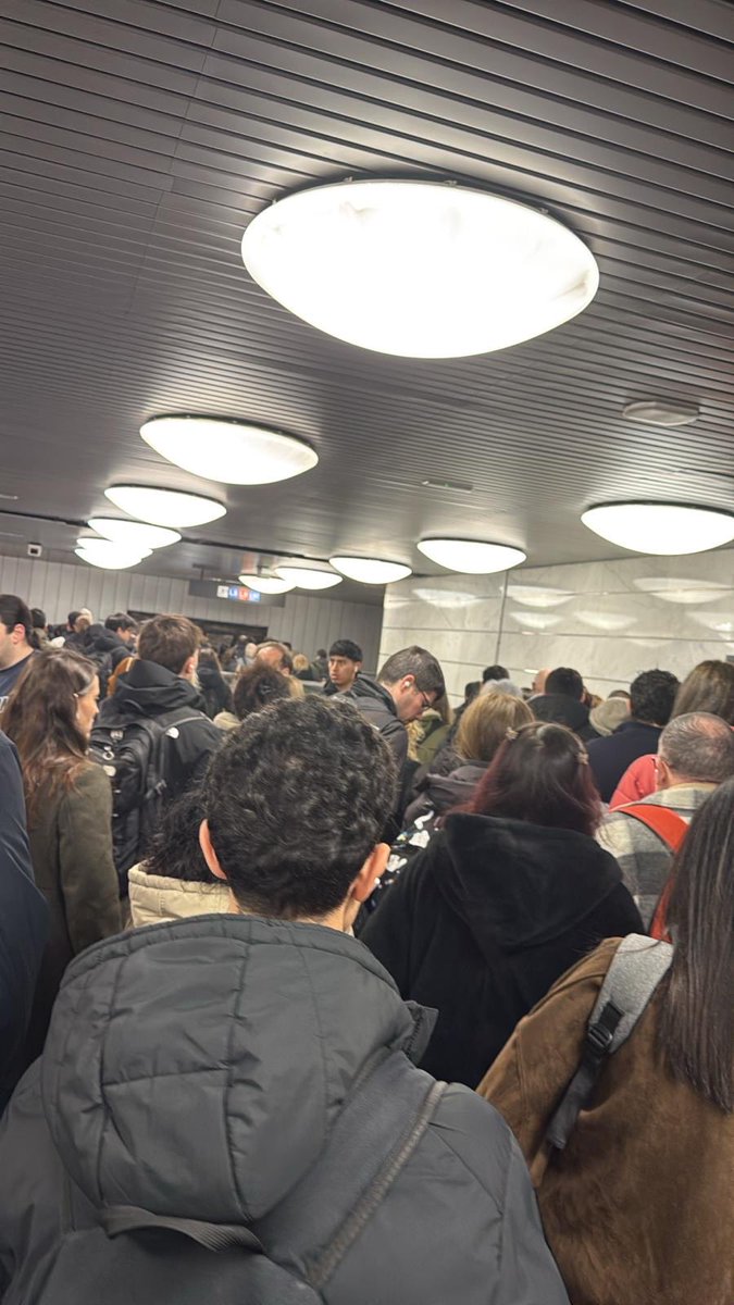chuni_fdez's tweet photo. Esto es el metro en Barcelona, estación Sagrera, hora punta, donde día si y al otro también nos tienen como si fuéramos borregos, que va mal Rodalias pues nos cargamos también el metro, para que van a poner más autobuses, cualquier día pasa una desgracia! @TMB_Barcelona https://t.co/WHVMWKqTmF
