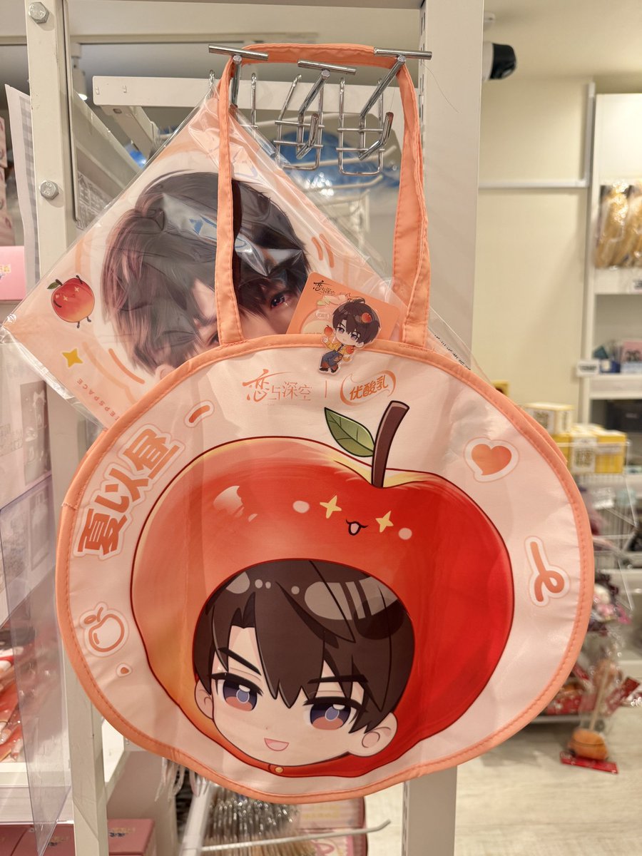 popnyan_ike's tweet image. 🧃商品展示🧃

明日からの販売商品設置完了となります！

マヒルセットのサンプル展示中です🍎
ぜひお手に取ってご覧ください〜

みなさまのご来店をお待ちしております〜💖

#ポップニャン新品
#ポップニャン_池袋
#ポップニャン_恋と深空
#LoveandDeepspace 
#러브앤딥스페이스
#ホムラ
#マヒル