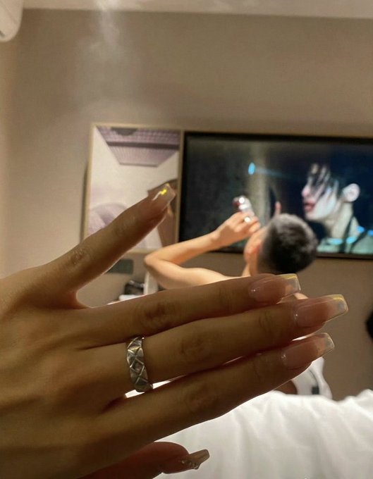 しずか tweet media