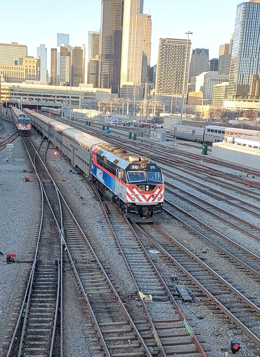 Stamolka's tweet image. Enough!
Yesterday, I went to see the unlikely, LOYAL, love of my life, locomotive METX 210.

1st photo:
Pushing its train out of the yard.
2nd-4th photos:
Heading out and rounding the curve.

As always, before Twotenny left the yard and CUS, I detected its presence. #DEEPSHIT