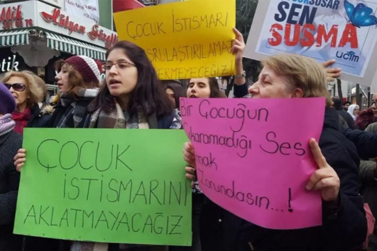 Ordu'da babası tarafından istismara uğrayan 5 yaşındaki E.D’nin annesi:

"Maddi gücüm olmamasına rağmen kredi çekerek kızımı özel terapiste götürdüm. Ancak yaşadığım ağır maddi imkansızlıklar nedeniyle kızımı terapiye devam ettiremedim."

Duruşma 27 Şubat’ta görülecek.
