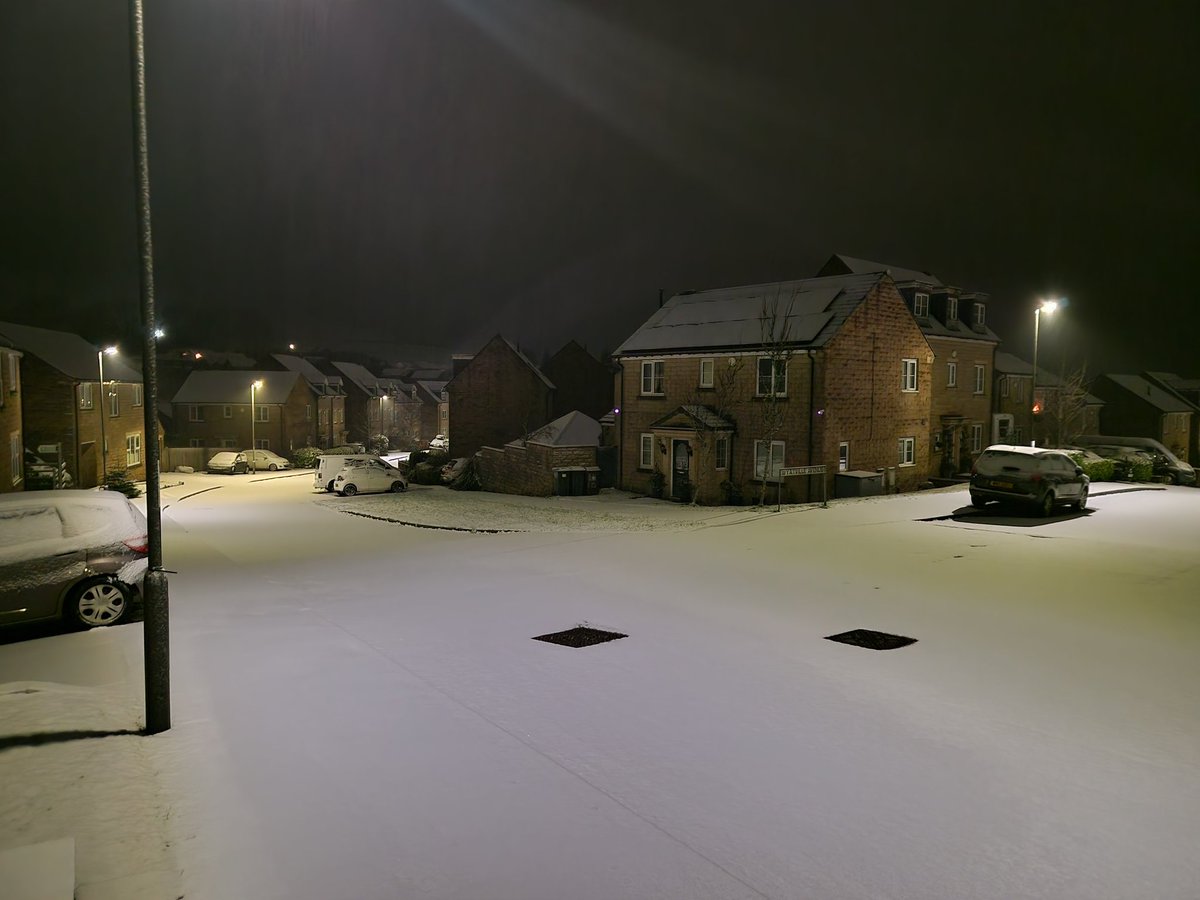 MetWatchUK's tweet image. A 'pristine' covering of snow last night in Buxton
#uksnow