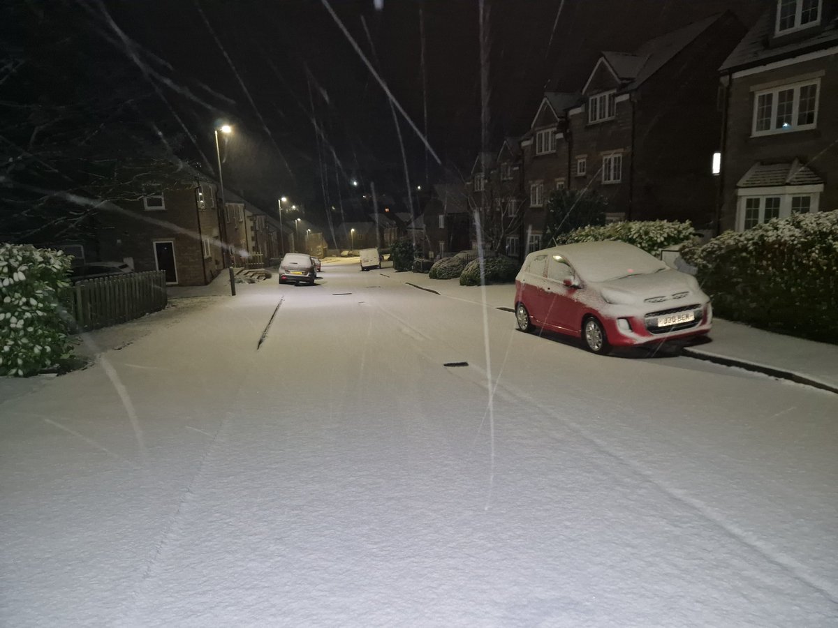 MetWatchUK's tweet image. A 'pristine' covering of snow last night in Buxton
#uksnow