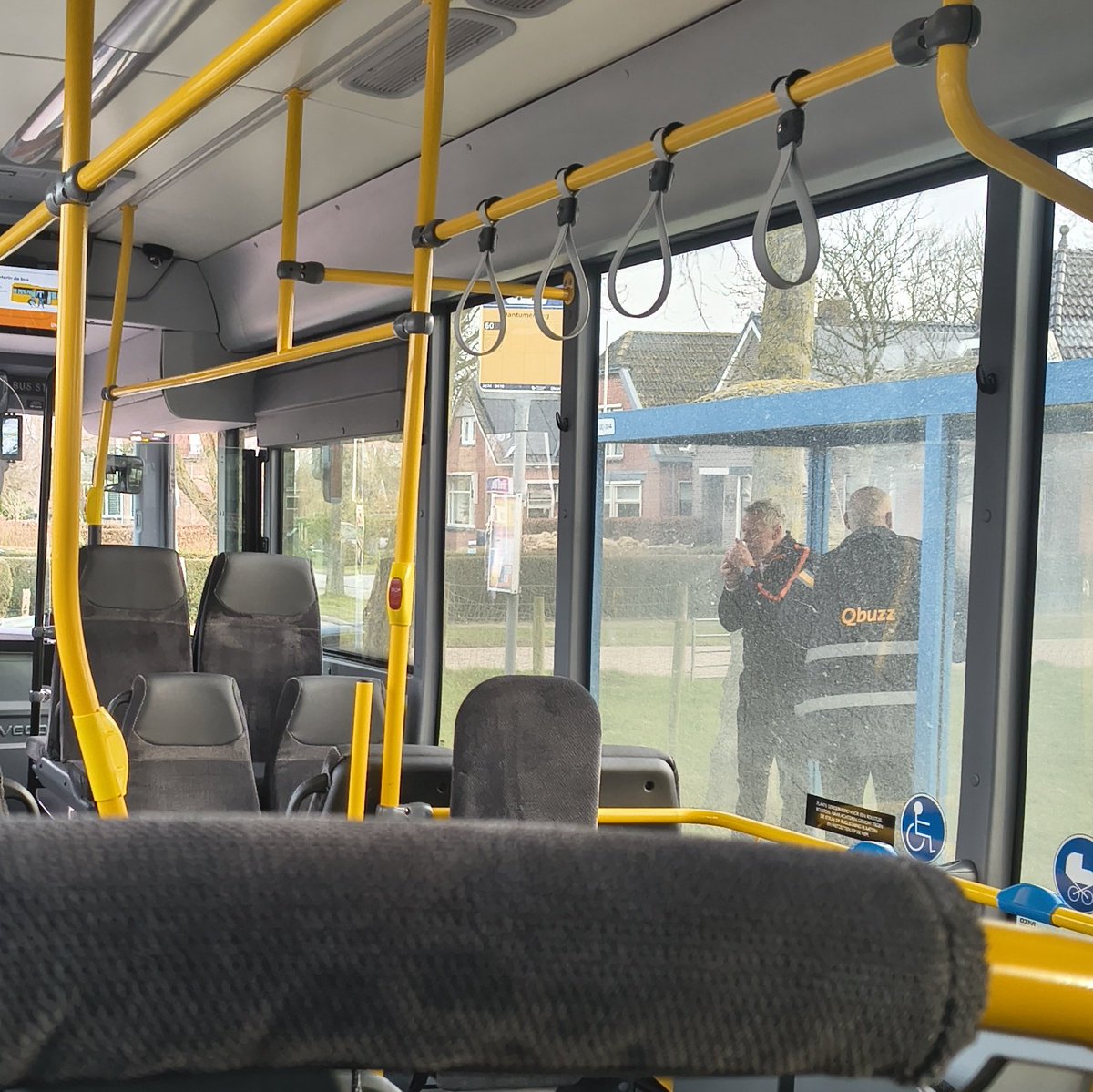 mijn buschauffeur stapt uit om te roken terwijl er überhaupt al vertraging was💔