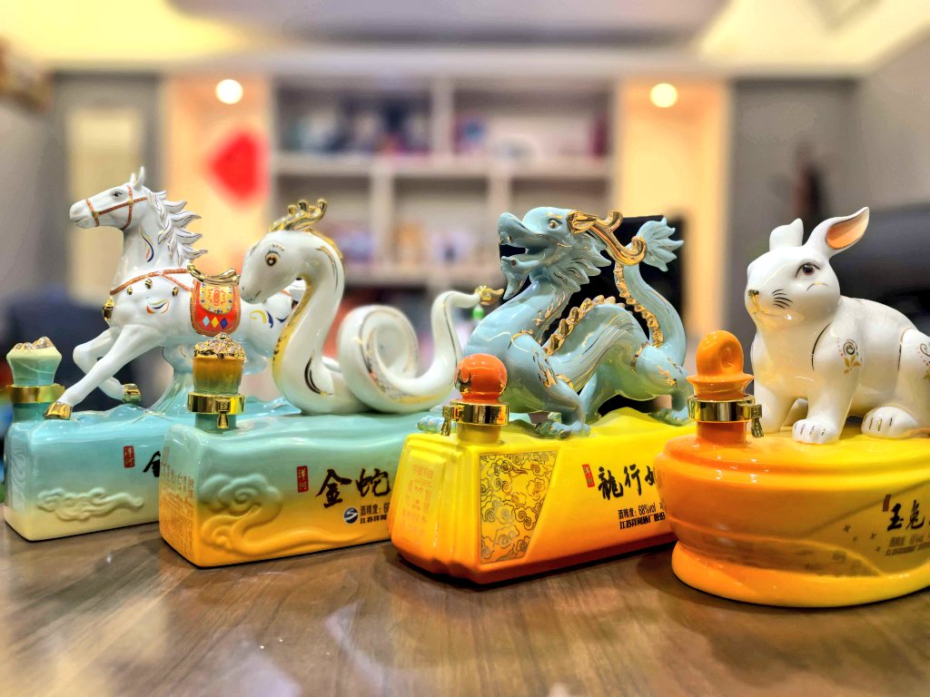 社員さん情報🍀／ 縁起の良さそうなお酒の写真をいただきました📸✨ 赤