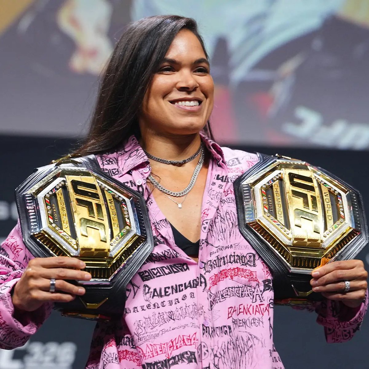 dengeplus's tweet photo. UFC dövüşçüsü Sean Strickland:

Kadınların MMA’ine kimse önem vermiyor. Ortalama bir erkek bile Amanda Nunes’e dayak atabilir.

Kadınların iyi olduğu şeyler belli: Yemek yapmak, çocuk yapmak ve evi temizlemek. https://t.co/WsHTihUgf2