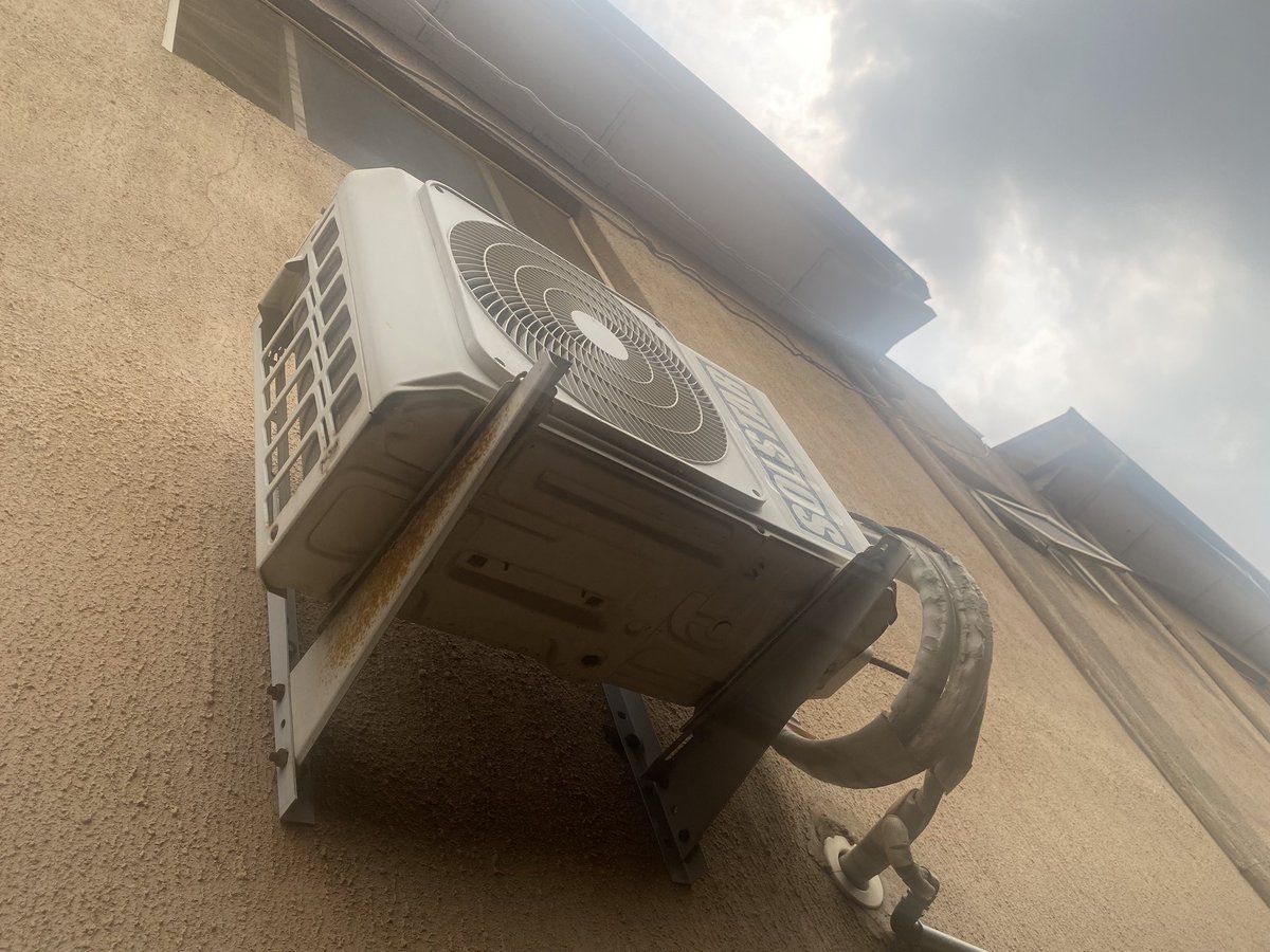 FindingKan's tweet image. DISTRESS SALE!!!!  ✨

A friend needs quick fund to execute a contract real quick so he wants to let go of this Air Condition Unit

Brand Name: SOLSTAR 
Split Unit 
1.5HP 
Non-Inverter. 
Perfect condition ( Duly Serviced) Just top the gas and go and wear your winter jacket😂❤️