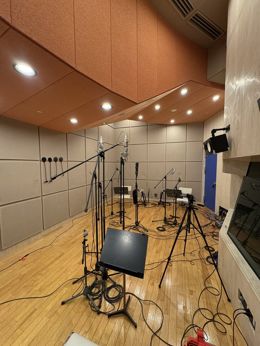 小編成だったので、ノイマンM150とFLEA M50を聴き比べ。
あーノイマンM50vの音を早く聴きたい。
ゼンハイザージャパンさんがデモ機ペアで用意してくれる事を期待してます^_^