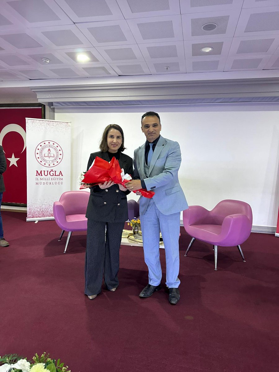 mugla_arge's tweet photo. 💐 Program sonunda konuşmacılara çiçek ve teşekkür belgeleri takdim edildi. Etkinlik, günün anısına çekilen toplu fotoğrafın ardından sona erdi.

✨ Çocuklarımızın güçlü iletişim becerilerine sahip, saygılı ve duyarlı bireyler olarak yetişmesi için iş birliği içinde çalışmaya devam ediyoruz.
