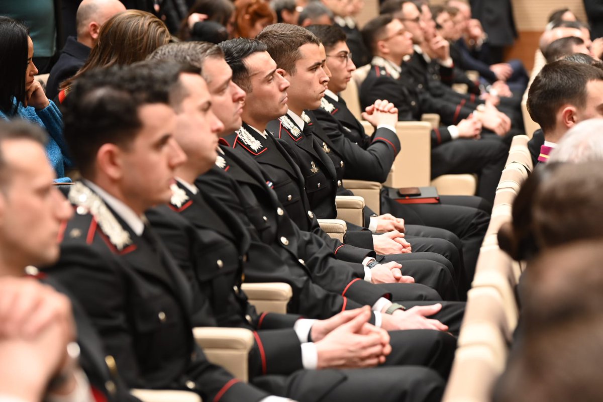 _Carabinieri_'s tweet photo. “La credibilità si costruisce partendo anzitutto dall’interno, là dove ogni giorno si vive il servizio. Nasce dalla fiducia reciproca tra militari, dalla trasparenza dell’agire, dalla coerenza”. L’invito finale rivolto dal Com. Gen. #Carabinieri Luongo agli Allievi Ufficiali https://t.co/Ul6R5QQTkY