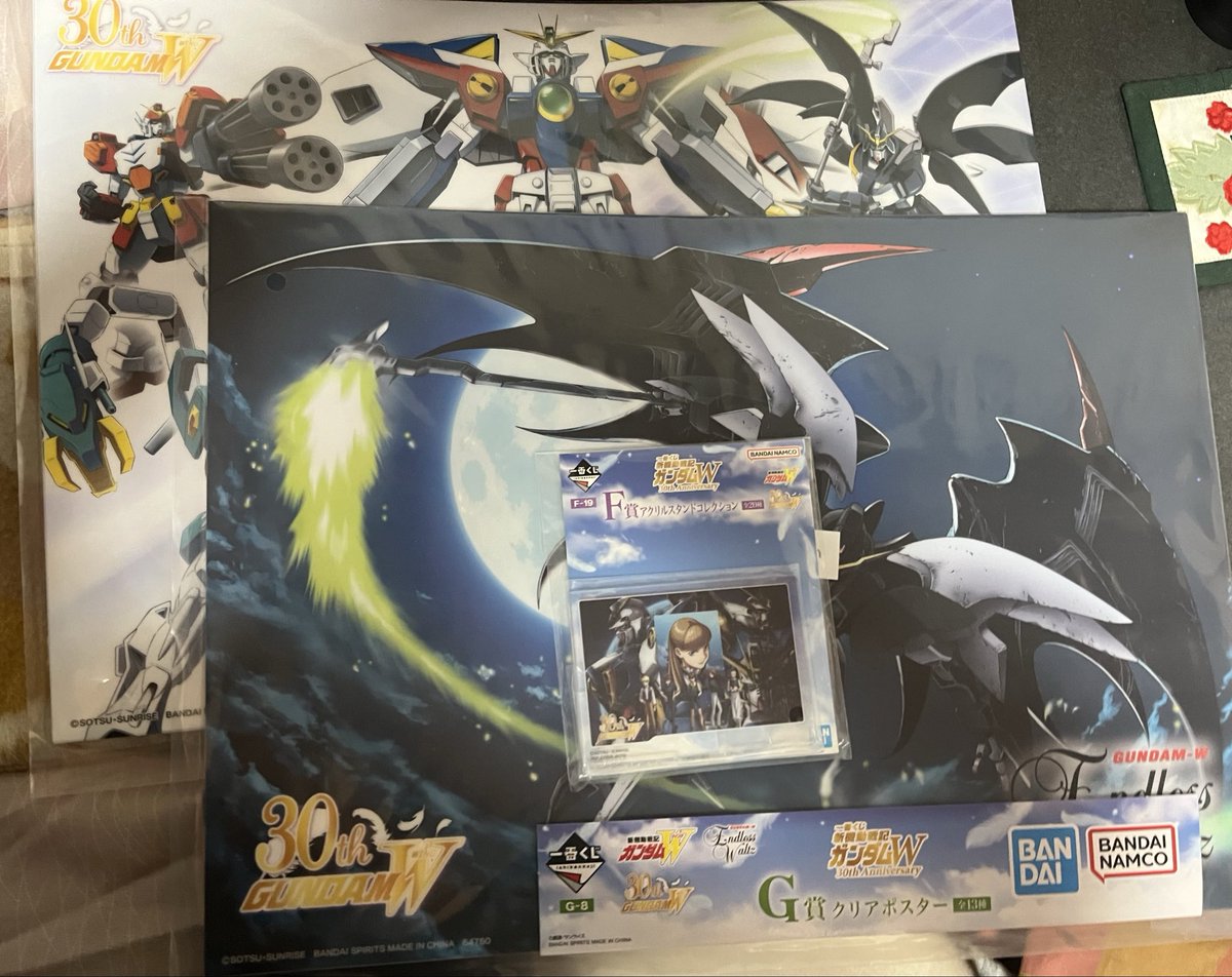 ガンダムWの一番くじでの戦利品 ガンダム5体のポスターとアクスタは