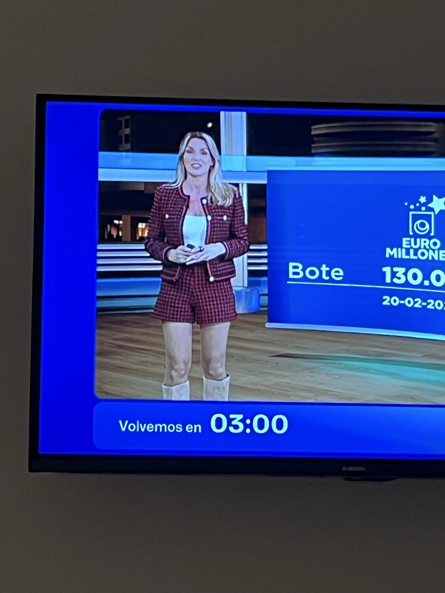 Tinc molta curiositat per saber qui escull la roba d’aquesta noia de les #Loterias de #RTVEPlay que surt a mig programa de <a href="/LaRevuelta_TVE/">La Revuelta</a> 
#pobrefill