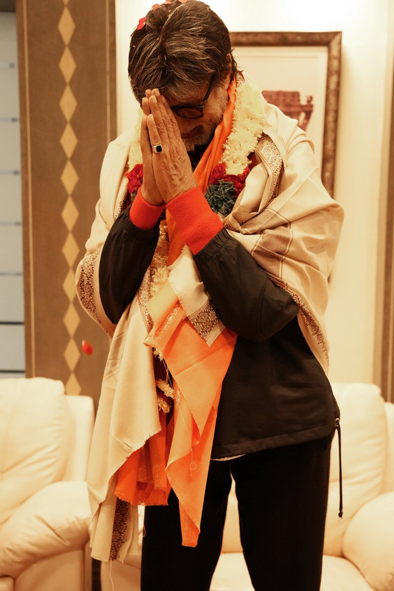 MilanAMishra's tweet photo. @SrBachchan बुलंदियों का हर पैमाना आपकी सादगी के आगे छोटा है,
*आपकी शख़्सियत का अंदाज़ सबसे जुदा और अनोखा है।
*सम्मान है आपका दिल के हर कोने में,
आपके वजूद से ही ये महफिल रोशन है।” https://t.co/hNV4HAzJxQ