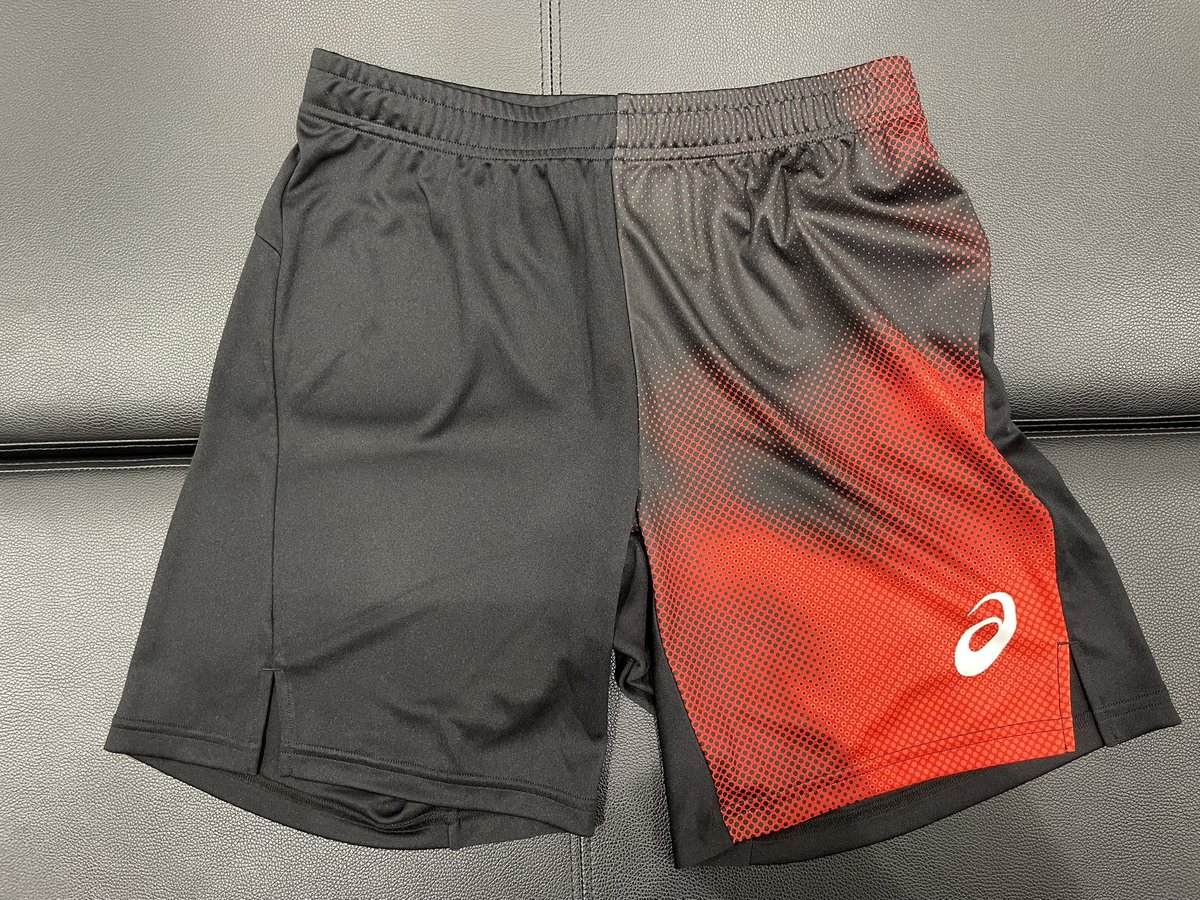 g2_shinjuku's tweet photo. 【#商品ご紹介】
🇯🇵日本代表着用モデル🇯🇵
#アシックス トップラインショーツ ¥6,160
サイズ:M,L,XL,2XL,3XL,4XL
カラー:ブラック、ネイビー
全日本着用のバレーパンツ
シャツ同様のグラフィック🎶
セットアップのパンツと合わせて着るとカッコいい✨
#asics
#asicsvolleyball https://t.co/xsmbiDsl1A