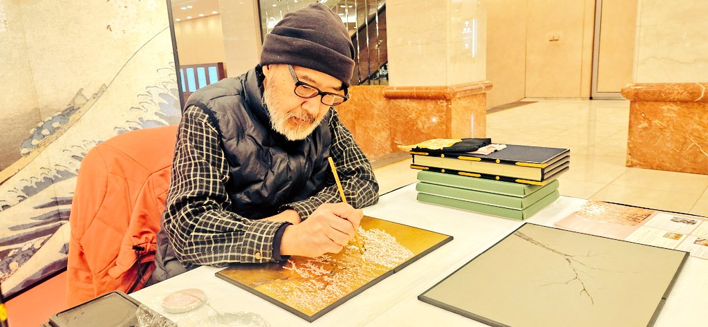 新宿昼席の後は、京王プラザホテルで屏風の実演販売されている屏風職人