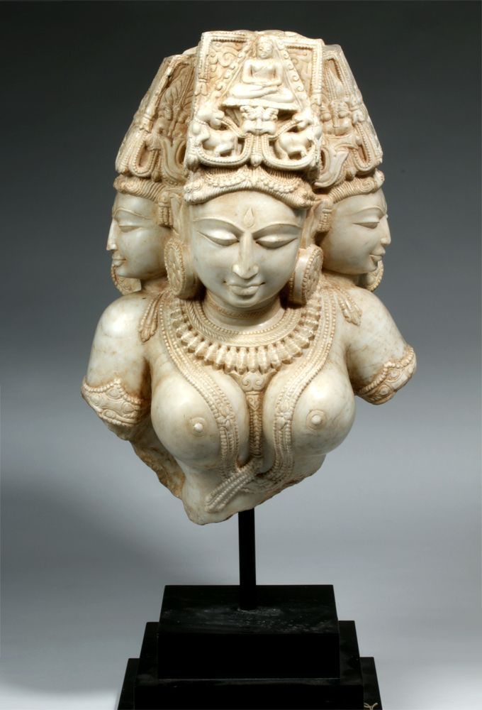 It is a finely carved sculpture, hand-carved from a single piece of white marble and bearing creamy marks. It depicts the Buddhist Vajra Tara, inspired by Gahadavala art but heavily influenced by Chandela art.

It was created in the seventeenth century under the patronage of the