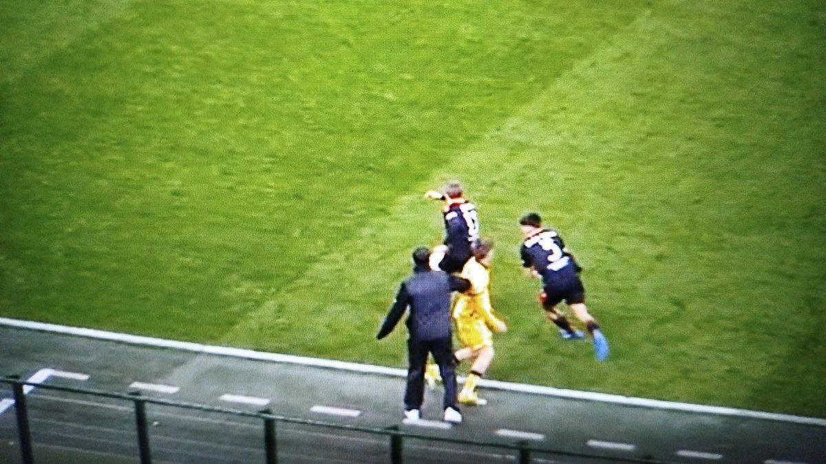 SDalleRive's tweet image. Due episodi imbarazzanti, due atteggiamenti che non ti aspetteresti nemmeno dal campionato amatori, eppure avvengono per mano di due allenatori che, davanti ai microfoni, non hanno mai lesinato nel dispensare particole di buonismo e belgiochismo spiccio.
Due episodi che avvengono