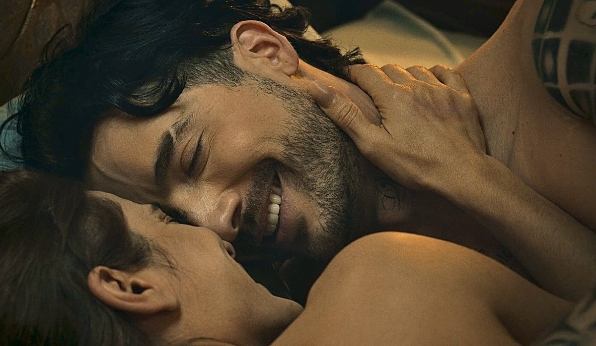 MavisMaureen7's tweet photo. El mayor error de 🥸 y 🐌 fue creer que con el guión podían matar la química que tienen. Se nota cuando Charly debe mirar mal a Yeimy por libreto, pero en las escenas “más improvisadas” la mira con amor. Esa es la química real de Carolina y Carlos. #LaReinaDelFlow3 https://t.co/Sp0mZ64NPm