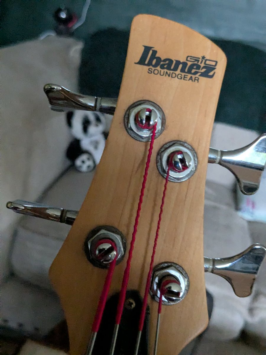 ladyinblack0665's tweet photo. 🖤 #Ibanez #IbanezbassGuitar #4Strings https://t.co/kGamyvw6mZ