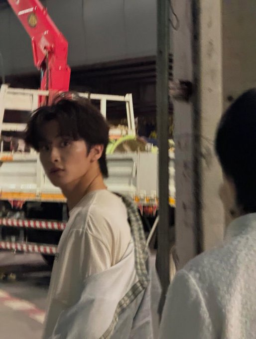 นี่ๆ พี่สุดหล่อ

ครับ?

พี่สุดหล่อมีแฟนอ๊ะยางอะ เป็นแฟนกับหนุมั้ย 

หนูอนุบาลไหนแล้วเนี่ย

เป็นพี่อนุบาลสี่แร้ว พี่สุดหล่ออนุบาลไหน 

พี่ปี 4 แล้วครับ

โอ๊ะอะเก เลขสี่เหมือนกันเรย เป็นแฟนกันได้