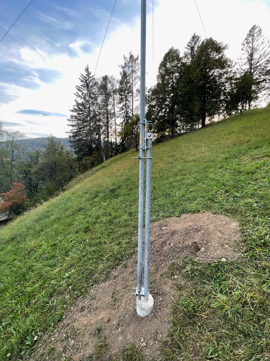 gfdtech's tweet photo. @K3TripleR The main issue is the weight of the antennas (and the rotator) at the top of the mast. Therefore, it is necessary to use a winch and pulley system. Here is how I solved it with a single vertical antenna (AV640) at my weekend QTH :) https://t.co/qMPoAHgsfA