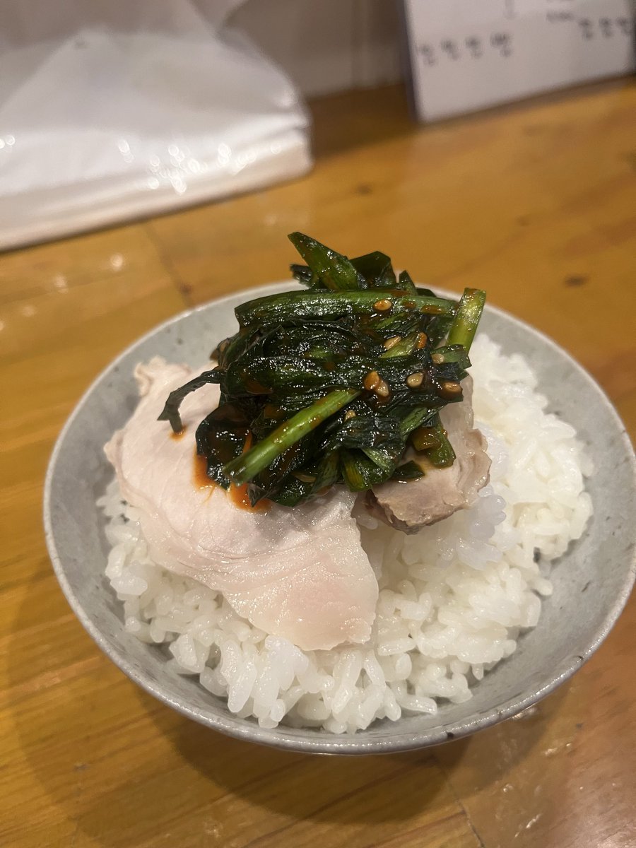 お昼営業沢山のご来店誠にありがとうございました！
夜営業18時から致します！
味噌らーめん、ブタサンブラックあります！
限定含め売り切れ無く大丈夫です！
自家製ニラキムチ100円であります。
ご飯に乗っけたり、らーめんの味変にどーぞ！
それでは夜営業もよろしくお願い致します☺️