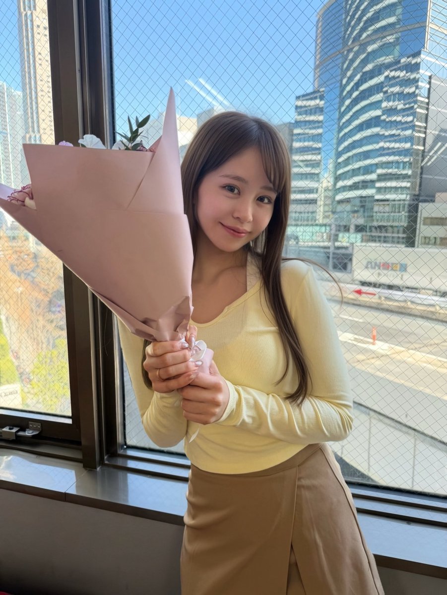 seedspromotion's tweet photo. 今日のりのたん@RINOA_OFFICIAL_ はサイゾーさんで取材❣️
デビューのお祝いでお花をいただきました💐サイゾーさんありがとうございます😆✌️ https://t.co/RxxDiuB3w9
