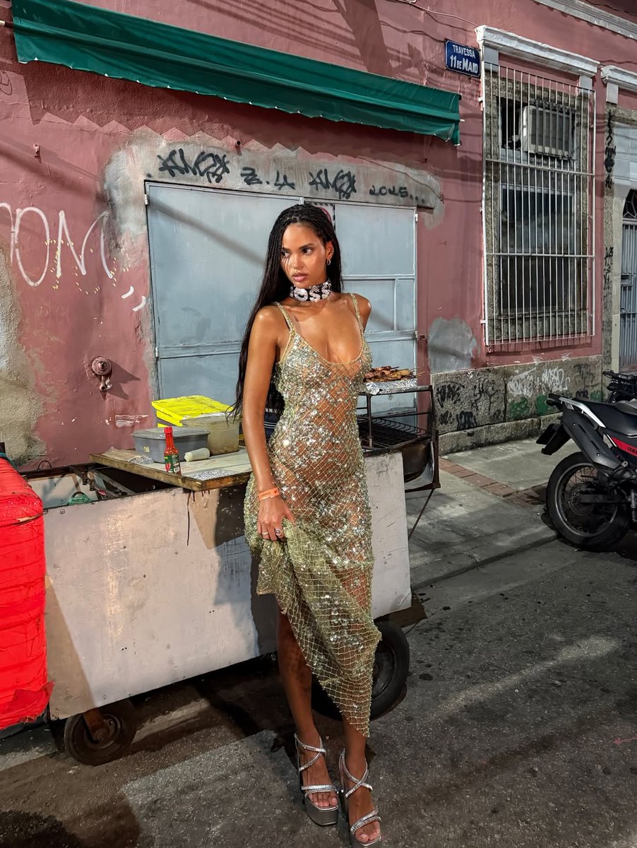 GeorgesHobeika's tweet image. Juliana Nalú stuns in Georges Hobeika Spring 2025 ready-to-wear dress.

#GeorgesHobeika #JulianaNalu #readytowear