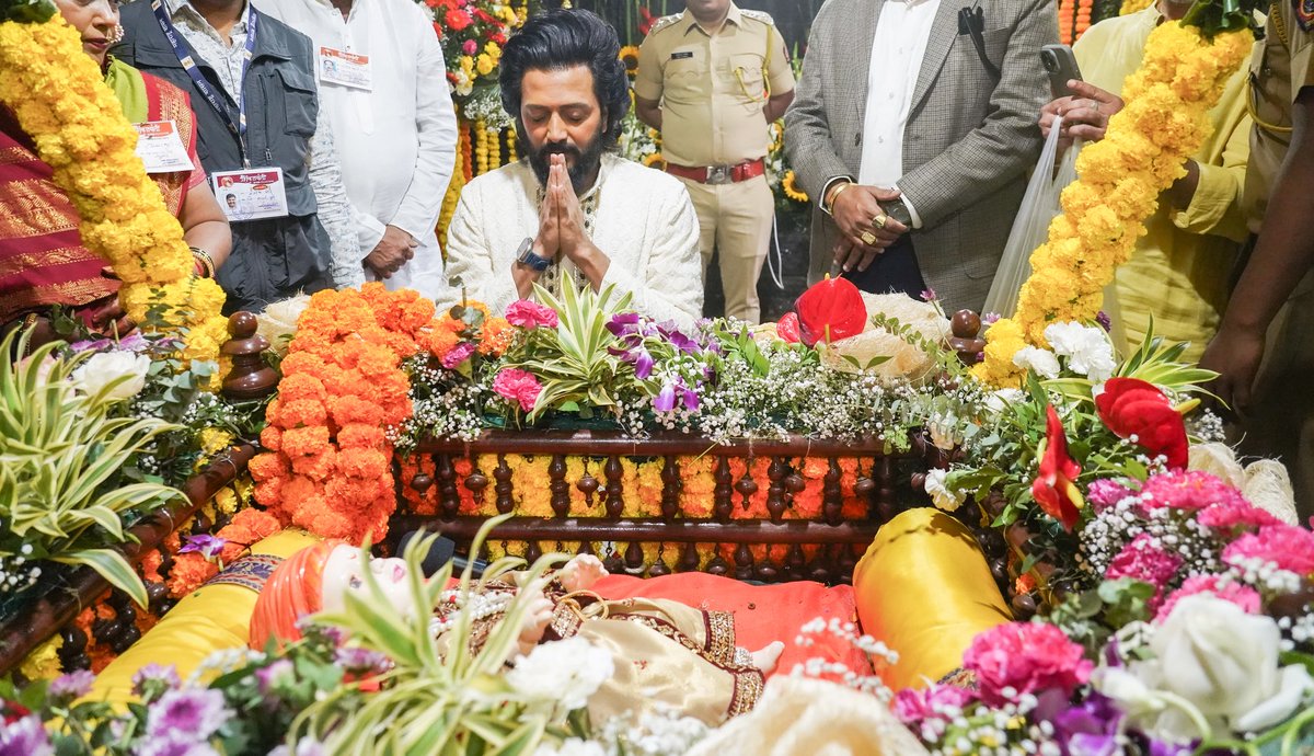 Riteishd's tweet photo. आजच्या पवित्र दिवशी, आपले आराध्य दैवत छत्रपती शिवाजी महाराजांचा जन्म झाला होता.
सकाळी शिवनेरी किल्ल्यावर जाऊन, आपल्या लाडक्या राजासमोर नतमस्तक झालो आणि त्यांना मानाचा मुजरा केला.
शिवजयंतीच्या या शुभ प्रसंगी, सर्व शिवभक्त आणि शिवप्रेमींना मनापासून हार्दिक शुभेच्छा!
जय शिवराय! 🚩 https://t.co/tH5LCj9F8D